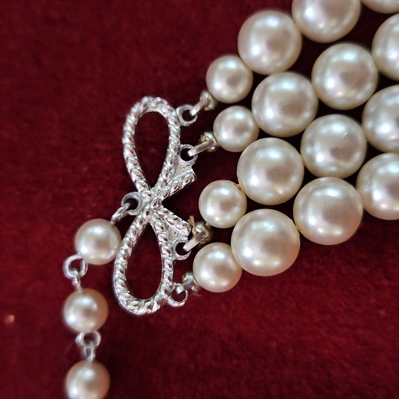 Beautiful Faux Pearl Bibb Necklace - Picture 2 of 3
